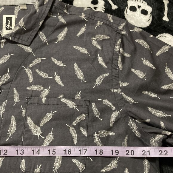 HOWE Dark grey white feather print short-sleeve button-down shirt MEDIUM LARGE - Picture 6 of 12